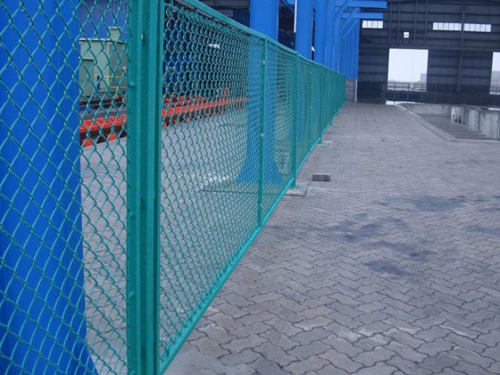 Best Chain Link Fence for Sports Courts? Why Diamond Mesh Fencing Is the Top Choice for Durability & Easy Installation