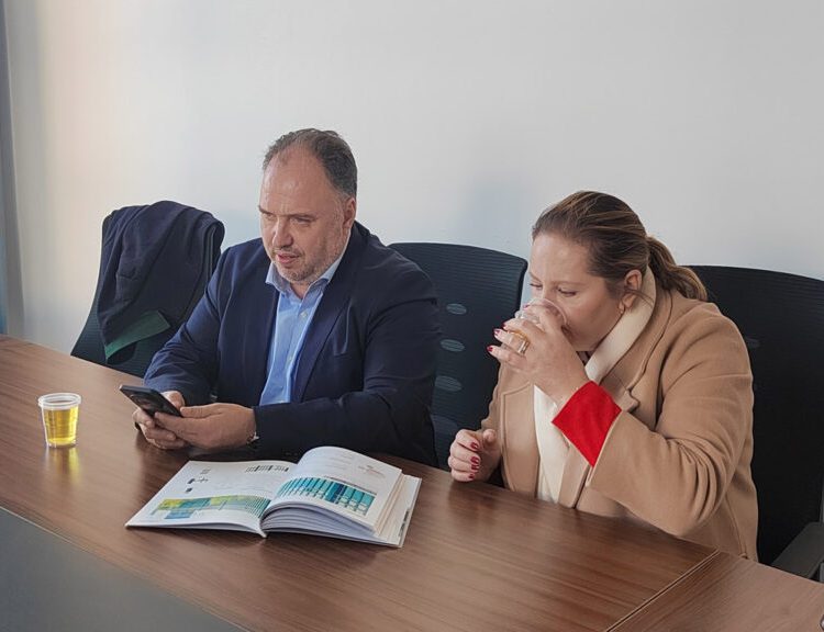Portuguese clients carefully read our catalog